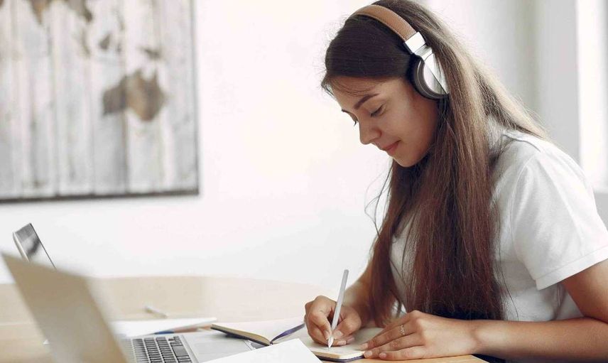 Ders çalışırken hangi müzikler dinlenir? Motivasyon ve konsantrasyon arttıran ders müzikleri