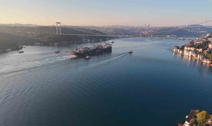 Dev boru döşeme gemisi castorone, İstanbul boğazı'ndan geçti