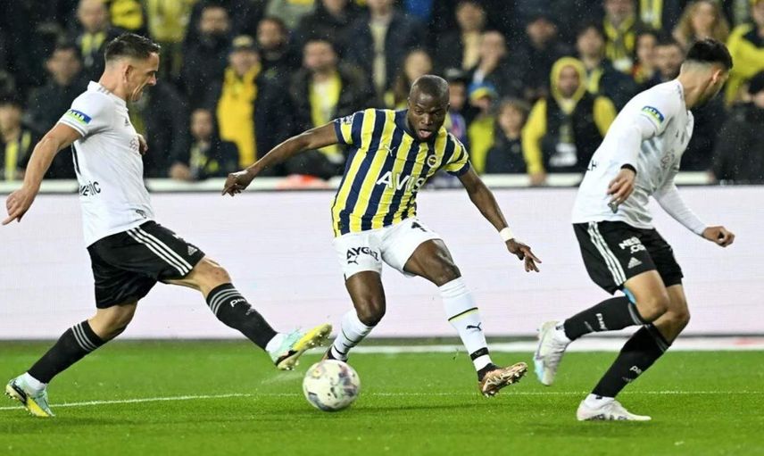 Dev derbide tarihi anlar: Fenerbahçeli taraftarlar Beşiktaş’ı alkışladı