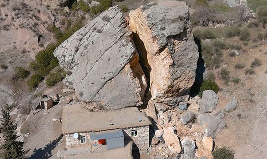 Dev kaya köyün üstüne düştü: Ortadan ikiye ayrıldı