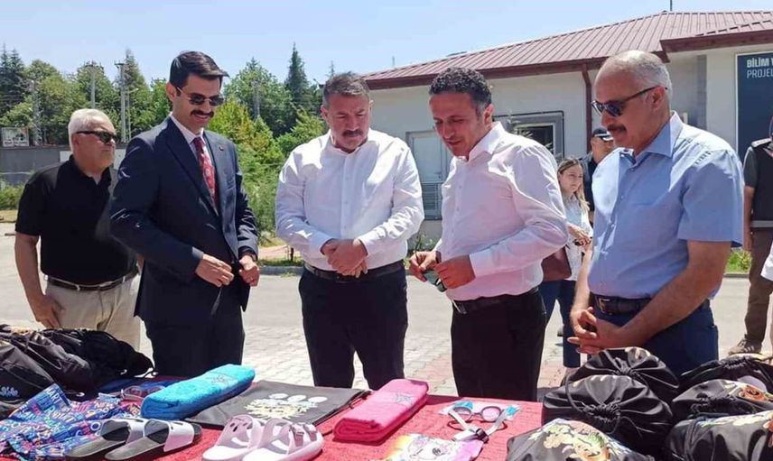 Devrek’te öğrencilere havuz malzemeleri hediye edildi