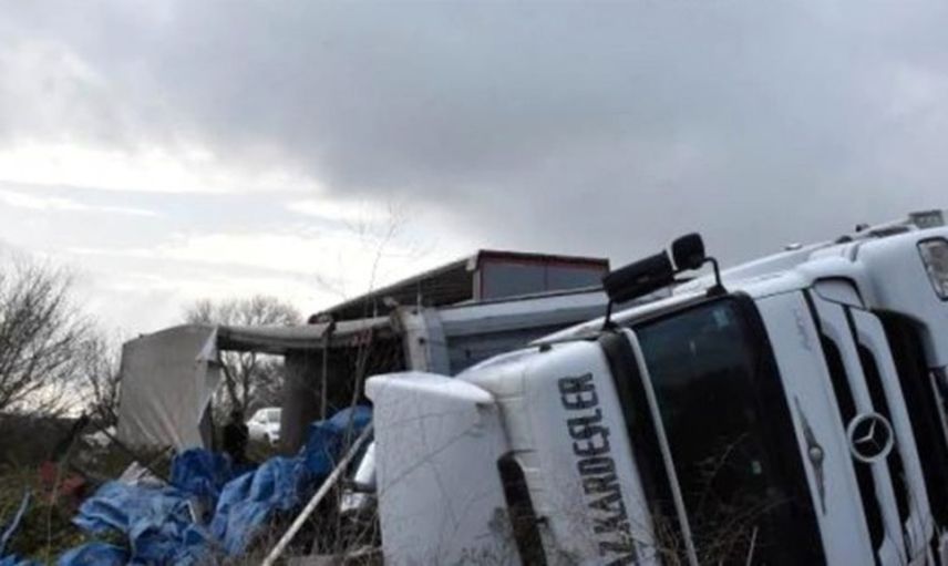 Devrilen TIR Nedeniyle Ağrı-İran Kara Yolunda Ulaşım Aksadı