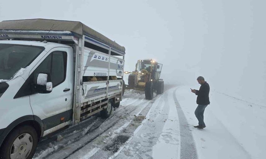 Muş'un yüksek kesimlerinde mevsimin ilk karı yüzleri güldürdü