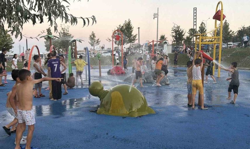 Kavurucu sıcakta çocukların serinlik adresi su oyun parkları