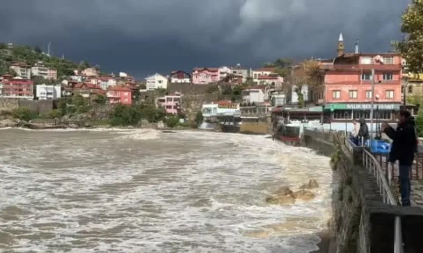 Bartın'da sağanak yağış denizi kahverengiye dönüştürdü