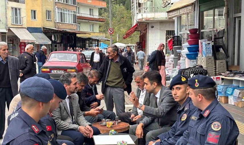 Kumluca esnafıyla buluşan kaymakam ve başkan talepleri dinledi