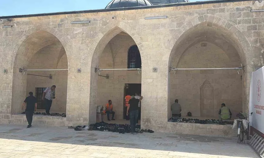 Adıyaman'daki tarihi cami, 3,5 yıl aradan sonra yeniden ibadete açıldı