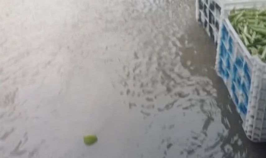 Çorum’da sağanak pazarcılara zor anlar yaşattı