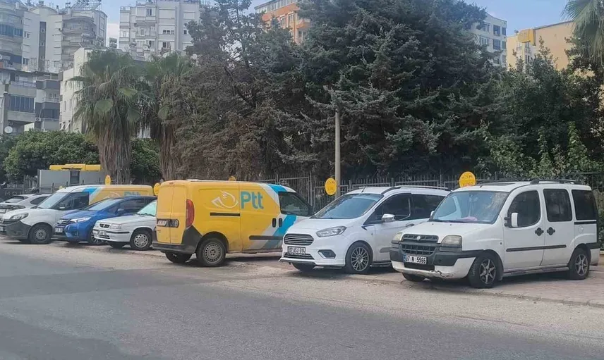 Antalya'da kaldırımlardaki hatalı parklar engellileri zorluyor: Müzisyen, empatiye davet etti