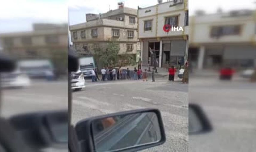 Gaziantep'te freni boşalan kamyon, ev ve elektrik direğine çarparak durdu