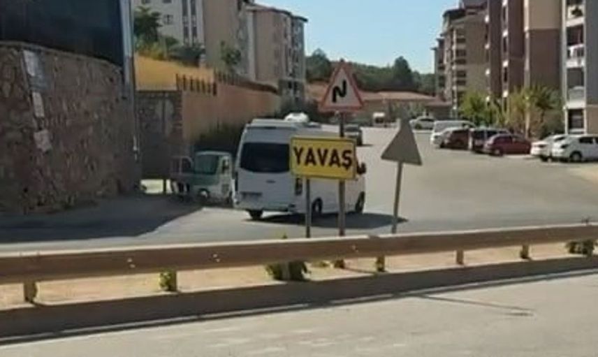 Ters şeritte ilerleyen servis minibüsü trafiği tehlikeye soktu