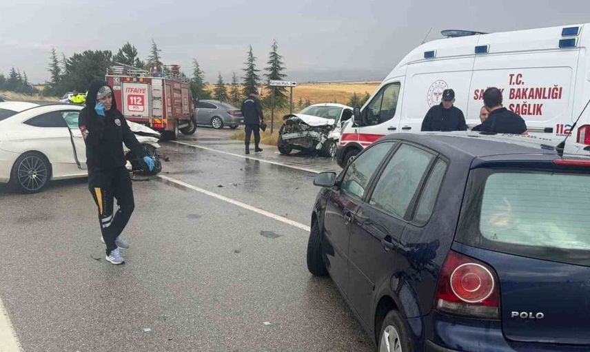 Eskişehir'de yağmur sonrası 3 aracın karıştığı kaza: 2'si ağır 6 yaralı