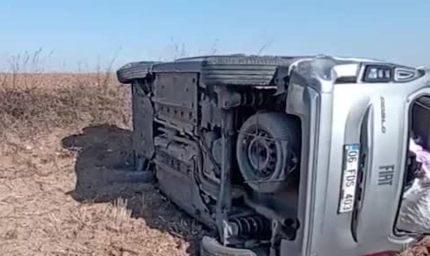 Alaca'da bariyerlere çarpan hafif ticari araç takla attı: iki yaralı