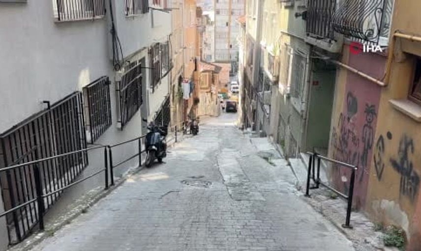 Beyoğlu'nda saç kesimi sonrası gerginlik: Evin camları kırıldı