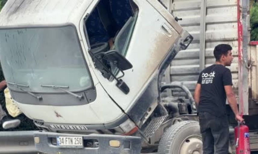 Düzce'de seyir halindeki kamyonun yangınına vatandaşlar müdahale etti