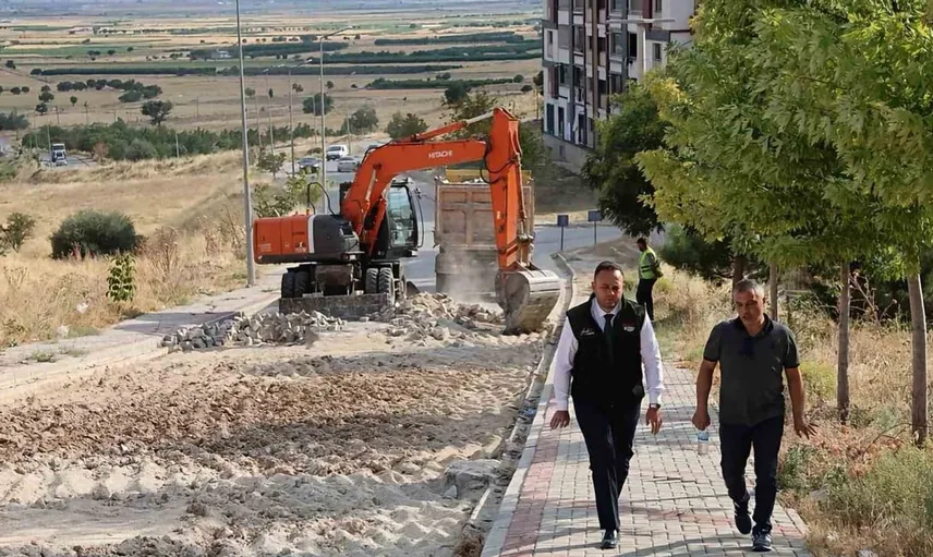 Çivril'de TOKİ konutlarına konforlu ulaşım için asfalt çalışması başlatıldı