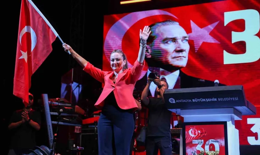 Antalyalılar 30 Ağustos'yu coşkuyla kutladı