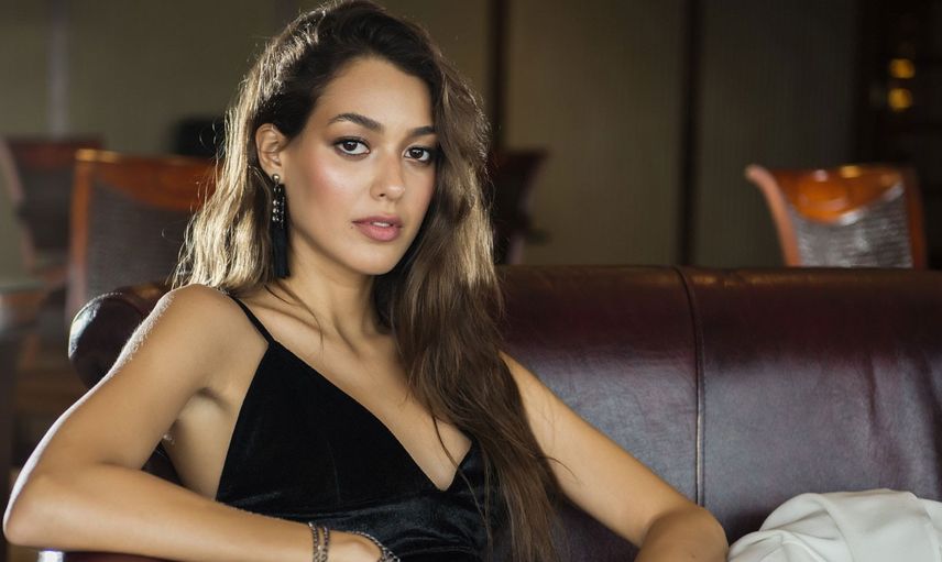 Dilan Çiçek Deniz dekolteyi abarttı, sosyal medya karıştı!