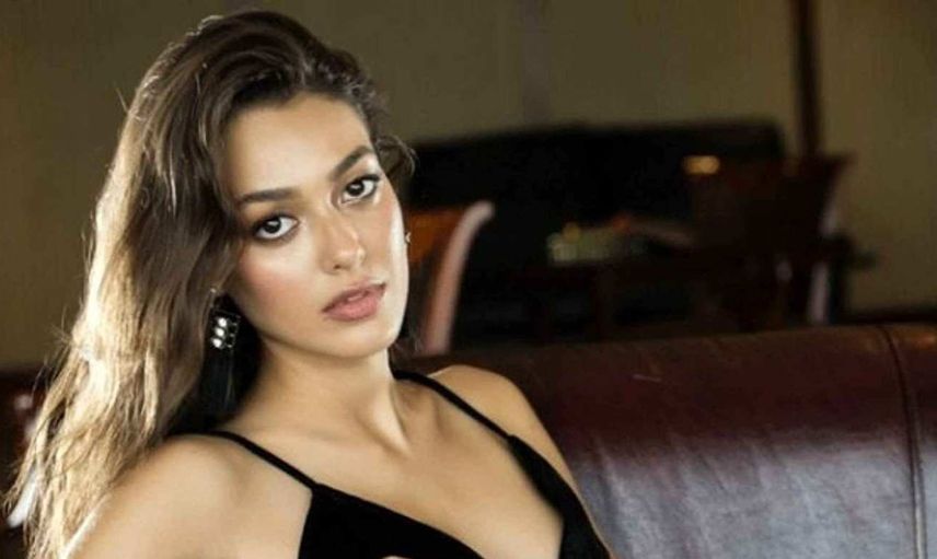 Dilan Çiçek Deniz siyah beyaz fotoğraflarıyla güzellik kavramına yeni bir soluk getirdi! Güzeller güzeli oyuncu sahil pozlarıyla büyüledi