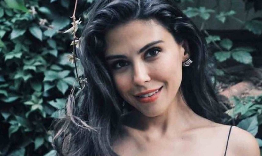 Dilara Aksüyek sütyen ile Cihangir sokaklarında boy gösterdi! Dilara Aksüyek Hakan Sabancı ikilisinden aşk açıklamaları geldi! Dilara Aksüyek'in yeni aşkı