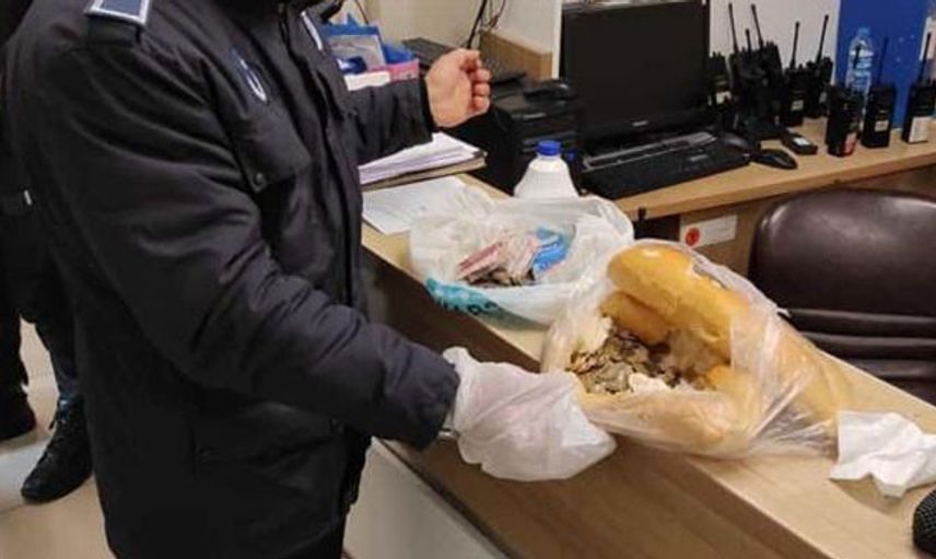 Dilencilerin Topladığı Paralar Ekmeğin İçinden Çıktı