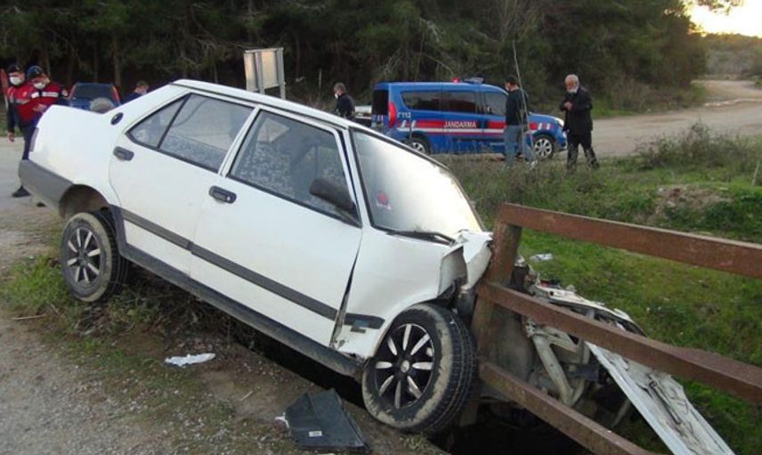 Direksiyon Hakimiyetini Kaybedince Köprüde Asılı Kaldı