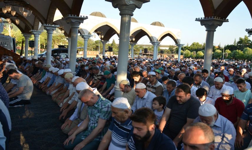 Diyanet açıkladı: İşte illere göre Ramazan Bayramı namazı saatleri
