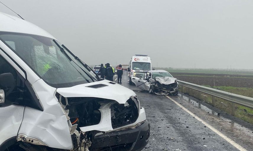 Diyarbakır, Elazığ kara yolunda otomobil ile minibüs çarpıştı: 3 kişi hayatını kaybetti!