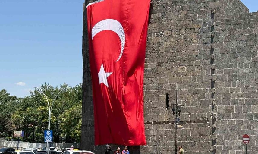 Diyarbakır surlarına dev Türk bayrağı asıldı