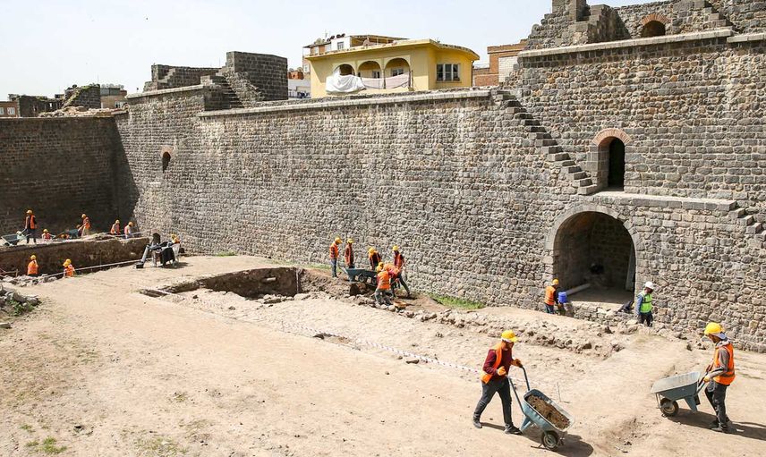Diyarbakır'da 1700 yıllık tarihi eser bulundu!