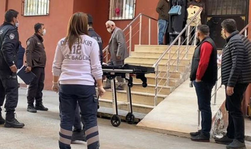 Diyarbakır'da 2 Çocuk Annesi Boğazına Sarılı Yazmayla Evde Ölü Bulundu