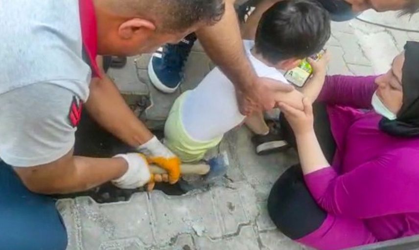 Diyarbakır’da Bacağı Sıkışan Çocuğa İtfaiye Ekipleri Yetişti