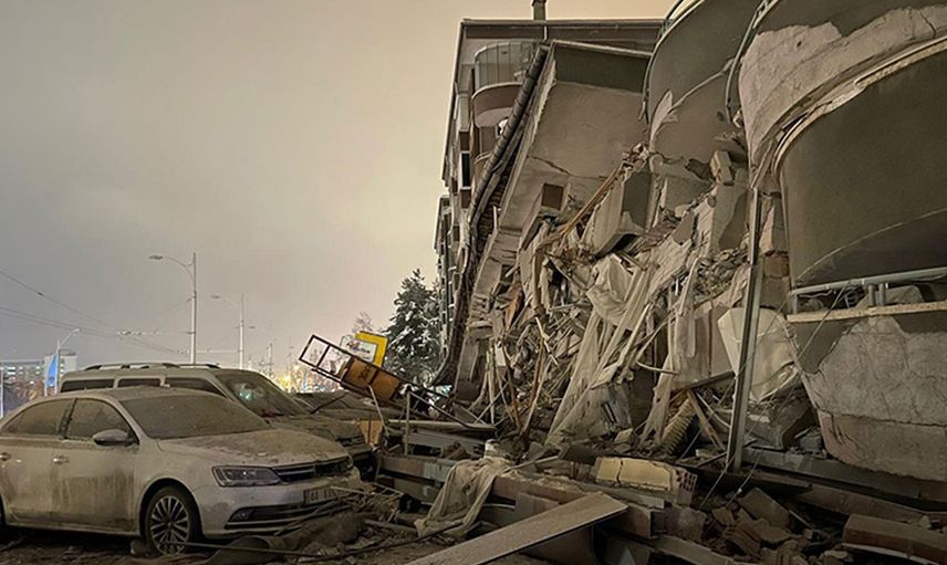 Diyarbakır’da bir binanın yıkım anı kamalara yansıdı