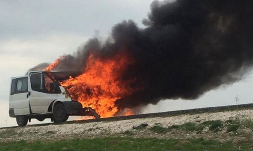 Diyarbakır'da Engellileri Taşıyan Araç Alev Alev Yandı