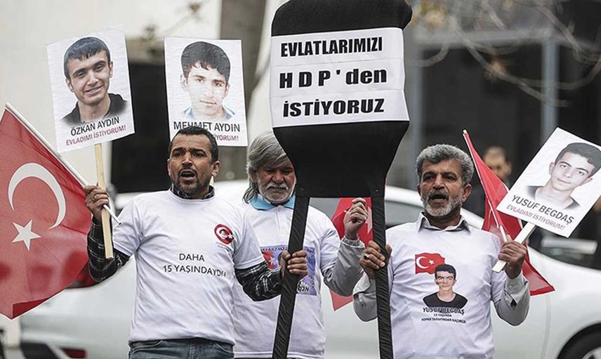 Diyarbakır'da evlat nöbeti tutan babalar HDP binası önüne siyah çelenk bıraktı: Evlatlarımızı geri istiyoruz!