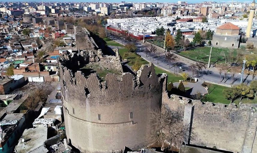 Diyarbakır'da metruk binada 2 günlük bebek bulundu!