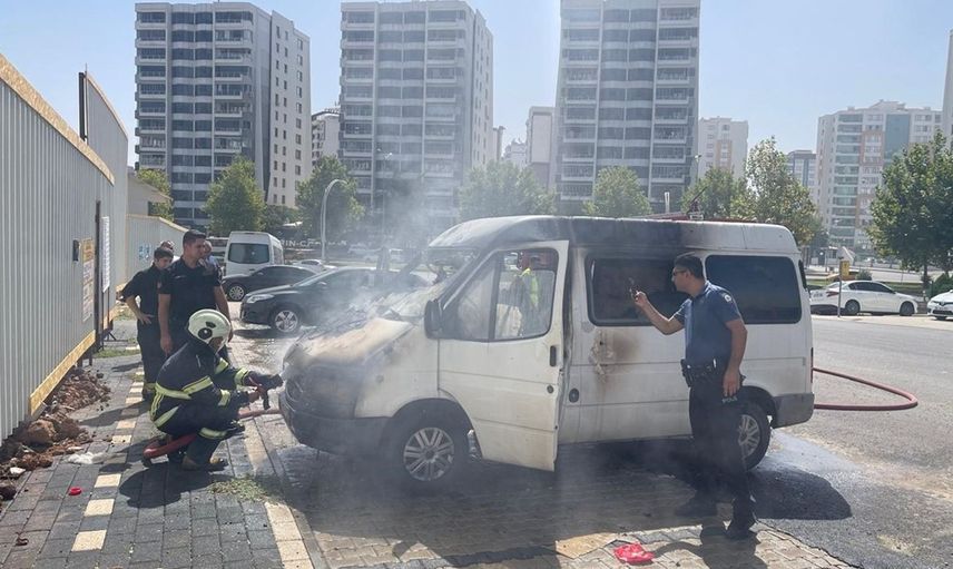 Diyarbakır'da Park Halindeki Minibüs Yangını