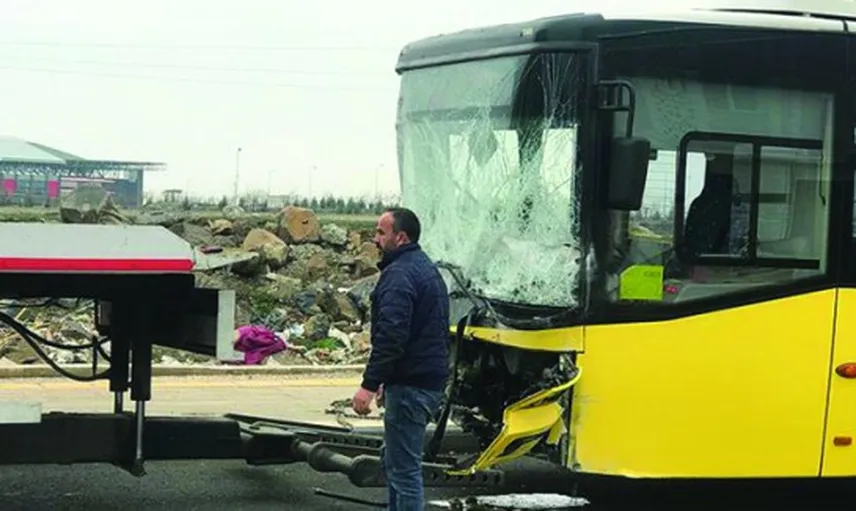 Diyarbakır'da Servis Minibüsü İle Belediye Otobüsü Çarpıştı; Onlarca Yaralı Var