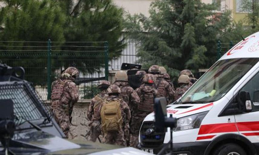 Diyarbakır'da Silahlı Saldırgan 4 Kişiyi Rehin Aldı