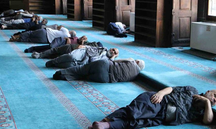 Diyarbakır'da turistler sıcak havadan korunmak için camilere sığındı