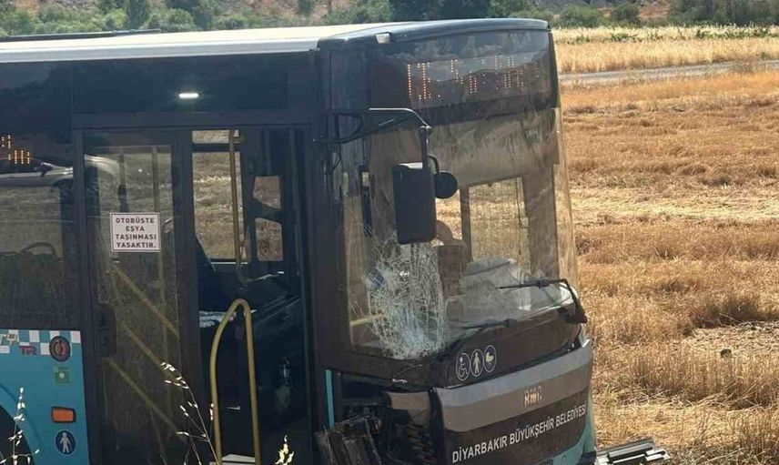 Diyarbakır'da yolcu otobüsü ile otomobilin çarpışma tehlikesi kazaya neden oldu