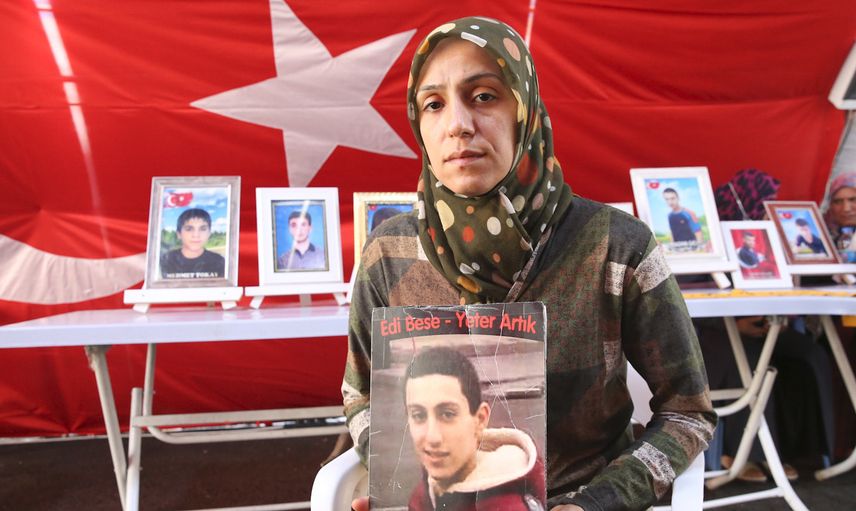 Diyarbakırlı Ailelerin Evlat Nöbeti Devam Ediyor! 827'nci Gününde Acılı Anne Ayşegül Biçer'den PKK'ya Sert Tepki!