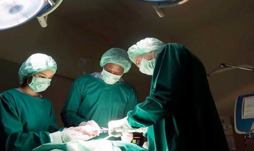 Doktoru tarafından mide küçültme ameliyatı olması için ikna edildi, ameliyattan sonra kan kusarak vefat etti!