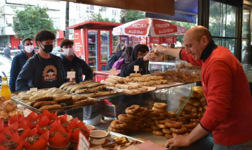 Doların Düşmesine Sevinen Esnaf Bedava Simit ve Poğaça Dağıttı