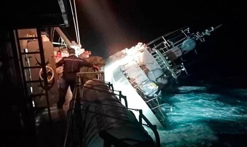 Donanmaya ait gemi battı: 31 denizci kayıp