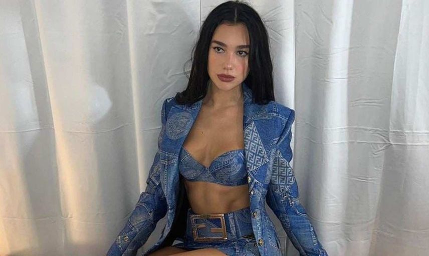 Dua Lipa cesur pozlarıyla nefes kesti! Ünlü şarkıcı süper mini şortuyla kamera karşısına geçti! Paylaşımlarıyla sosyal medyayı salladı
