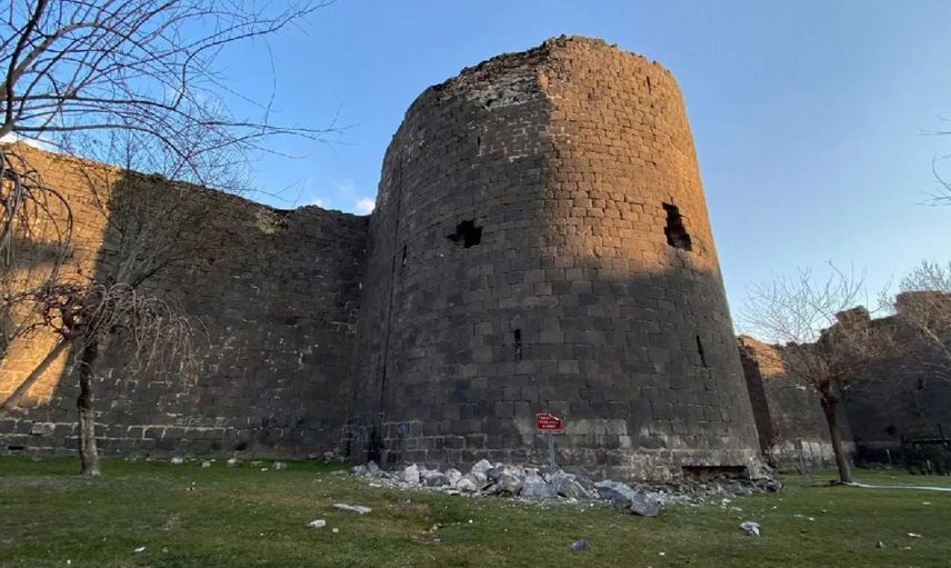Dünya Kültür Mirası Listesi’nde bulunuyordu: 5 bin yıllık Diyarbakır Surları da deprem kurbanı oldu