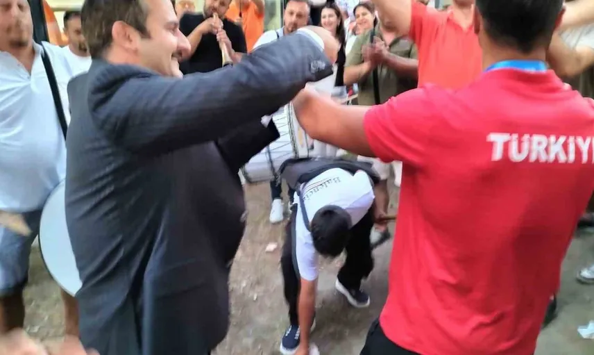 Dünya şampiyonu Karahan, Köyceğiz'de coşkuyla karşılandı