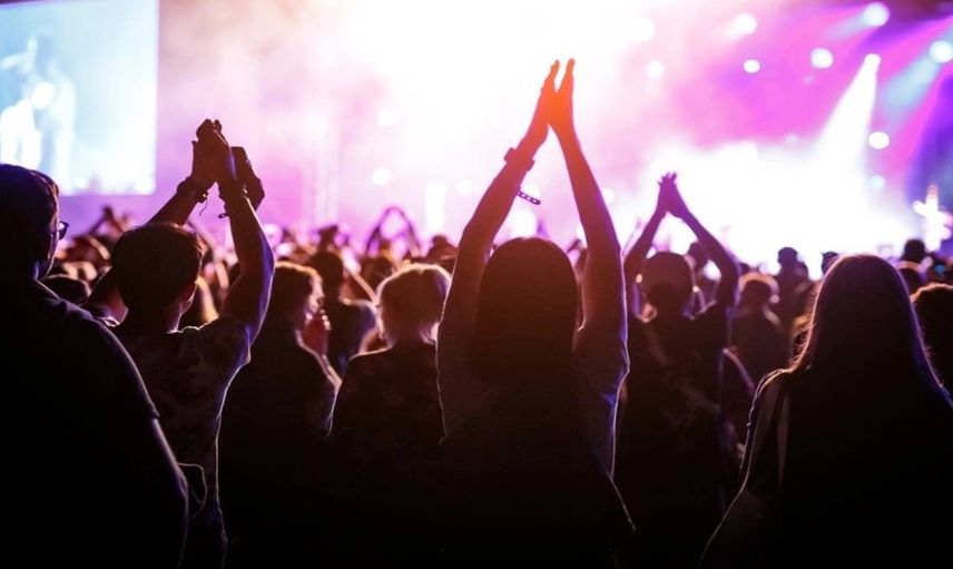 Dünyaca ünlü şarkıcının konserinde silahlı saldırı: Ölü ve yaralılar var