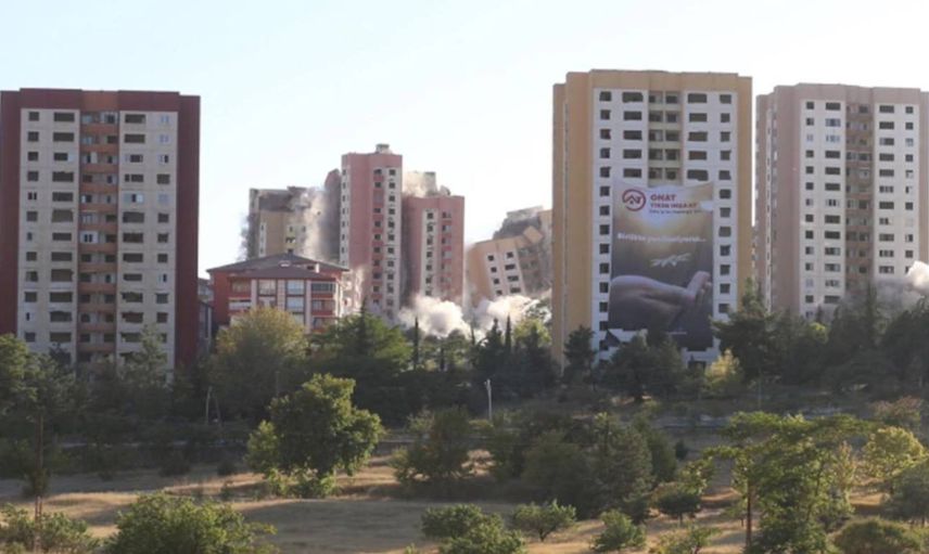 Dünyada ilk kez gerçekleşti: 9 katlı bina tek seferde yıkıldı